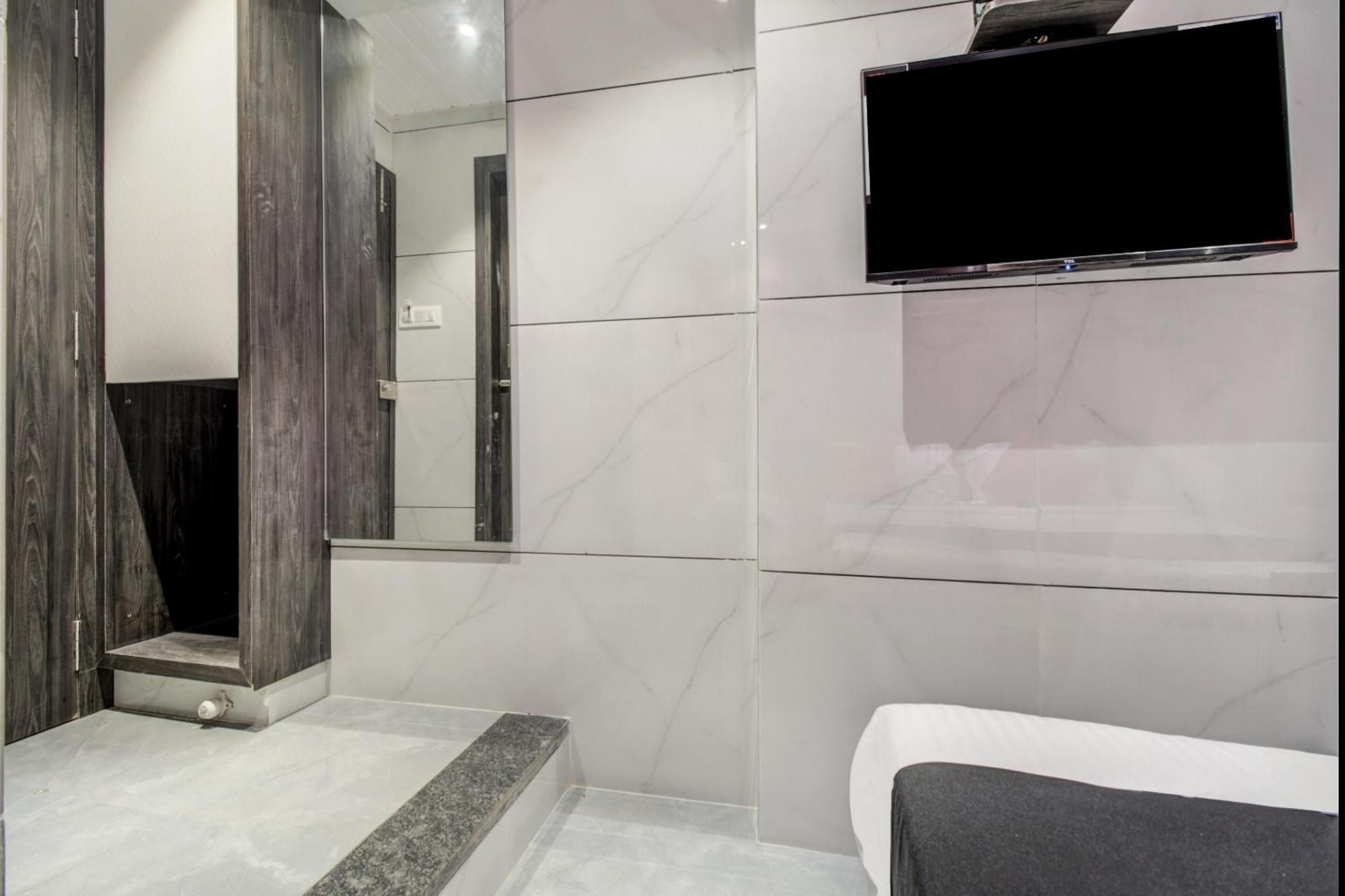 Hotel Spring Residency Мумбаи Экстерьер фото
